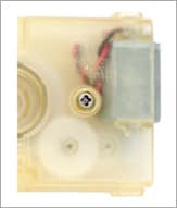 玄関用電気錠の駆動部の試作品キーエンスの3Dプリンタで出力した半透明の筐体に、モーター・ギア等を組み付けて動作確認を行った。