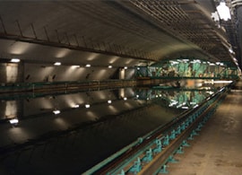 水槽試験を行う長さ400m、幅18m、水深8mの大水槽※機密保持のため写真の一部をボカしてあります
