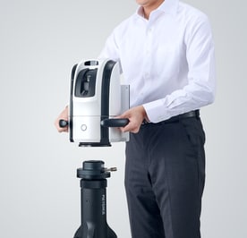 大型フレームの対角2辺をそれぞれハンドプローブで同時に測定している様子