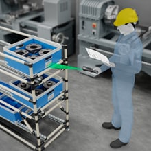 ハンディターミナルで加工前の部材の品番を読み取る作業員