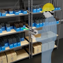 ハンディターミナルで棚の工具を照合する作業員