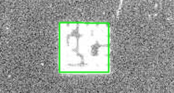 ノイズが多く粒立った画像の中で、コードの形がほとんど判別できない